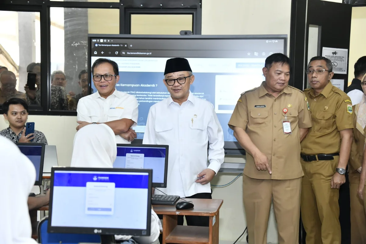 Mendikdasmen Abdul Mu’ti meninjau pelaksanaan Tes Kemampuan Akademik di SMA Negeri 3 Kota Tangerang Selatan, Banten. (Foto: kemendikdasmen.go.id)