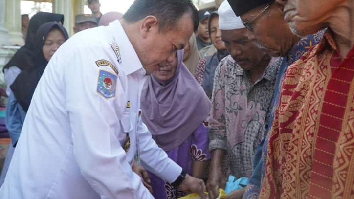 Gubernur Al Haris Tinjau Banjir Sarolangun dan Salurkan Bantuan untuk Warga Terdampak
