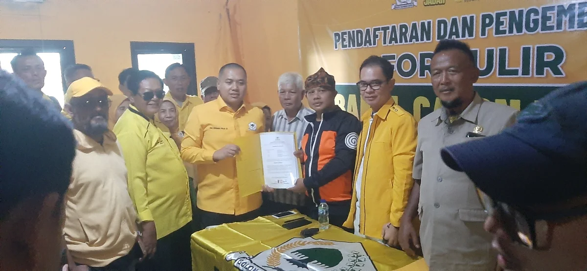 Dias Rulmana Praja ( kiri ) saat menyerahkan formulir