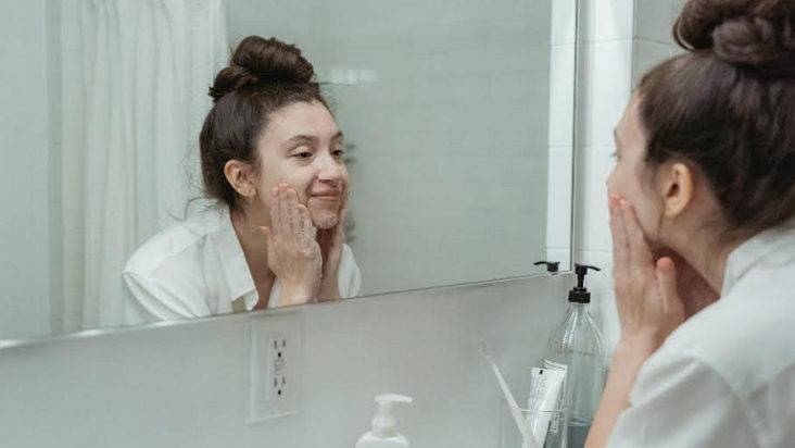 Kulit Berminyak dan Beruntusan? Ini Kandungan Sabun Cuci Muka yang Sebaiknya Dipilih