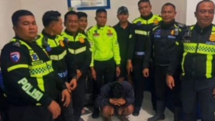 Tak Pakai Helm Saat Razia, Pengendara di Karawang Ternyata Simpan Sabu Puluhan Gram