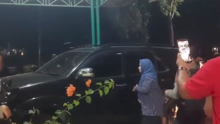 Dinas PUPR Madina Digeledah KPK Malam-malam, Kadis Elpi Yanti Pakai Sandal Jepit Bergegas ke Kantor