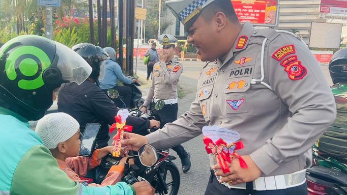 Bagi-Bagi Cokelat di Jalan, Satlantas Polres Cirebon Kota Sosialisasikan Operasi Patuh Lodaya 2026