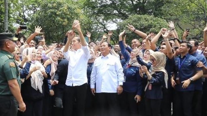 Momen Jokowi dan Prabowo Subianto Kompak Pakai Kemeja Putih, Kode Keras ?