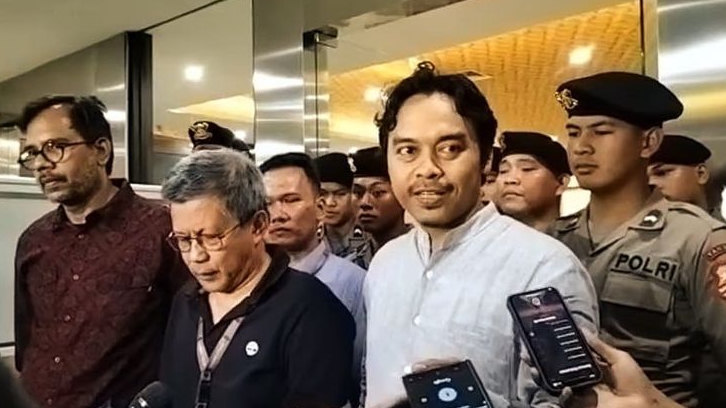Rocky Gerung Dicecar 70 Pertanyaan soal Kritikan Omnibus Law dan IKN