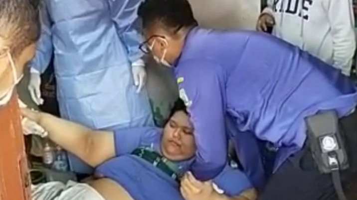 Menegangkan, Begini Proses Evakuasi Fajri yang Mengalami Obesitas, Terpaksa Diangkat dengan Forklift
