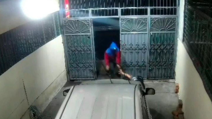 Terekam CCTV, Segerombolan Pria Mencoba Merampok Sebuah Salon di Kota Medan