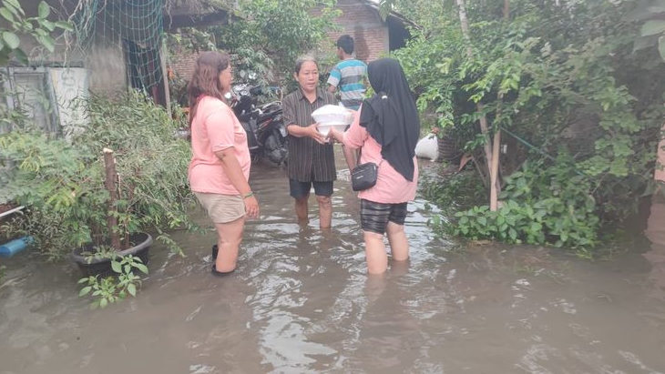 Mak Ganjar Jateng Door to Door Bagikan Bantuan untuk Warga Terdampak Banjir di Semarang