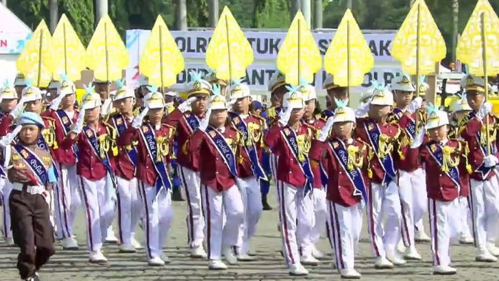Peringatan HUT Ke-79 Bhayangkara, Presiden Prabowo Berikan Standing Applause ke Polisi Cilik