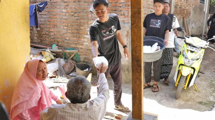 Ganjar Muda Padjajaran Potong Hewan Kurban Bersama Warga di Indramayu