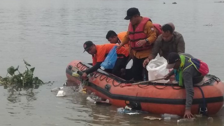 Peringati Hari Lingkungan Hidup Se-Dunia, Wali Kota Waris Tholib Bersihkan Sampah Plastik di Sungai Asahan