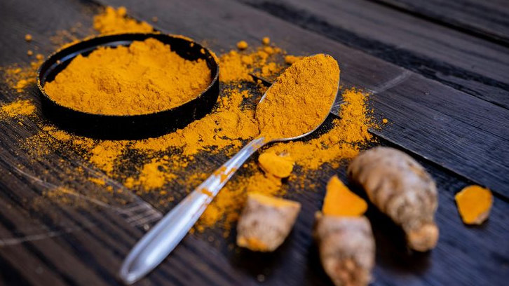 Rahasia Kesehatan dari Dapur, Ini 8 Manfaat Minum Kunyit yang Jarang Disadari