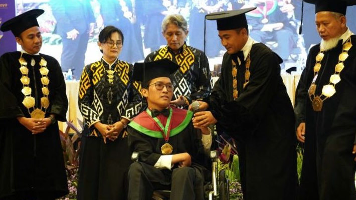 Kisah David Mahasiswa Difabel Raih Predikat Cumlaude, 4 Tahun Ditemani Ibu Depan Pintu Kelas