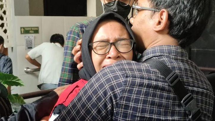 Terisak Usai Bacakan Pledoi Kasus Penipuan Jual Beli iPhone, Pungky : Kenapa Harus Aku di Sini?