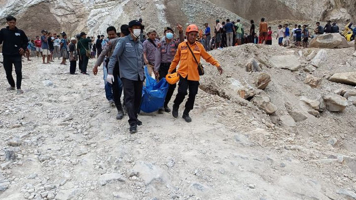 Bau di Lokasi Tambang Gunung Kuda Mulai Menyengat, Empat Korban Diyakini Masih Tertimbun Bebatuan