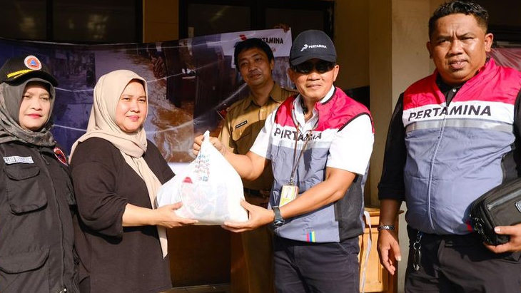 Pertamina Regional JBB Tanggap Banjir Cawang, Salurkan Bantuan Sembako untuk Ratusan Warga