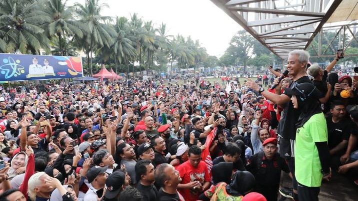 Ganjar Pranowo Disambut Ribuan Warga di CFD Jember