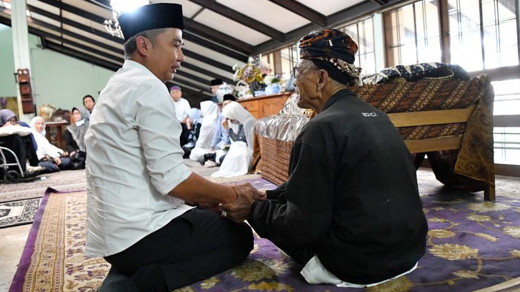 Kunjungi Rumah Duka Mantan Gubernur Jabar, Bey Machmudin Ucapkan Belasungkawa atas Berpulangnya Solihin GP