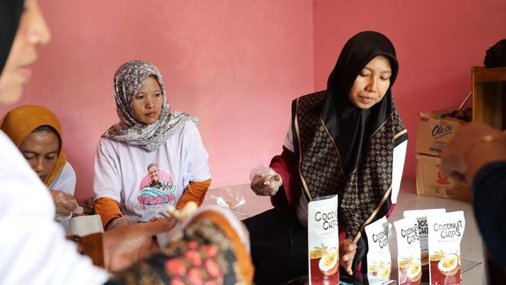Wanita Nelayan Sedulur Ganjar Beri Bantuan Pelatihan dan Rumah Produksi Keripik Kelapa di Pangandaran