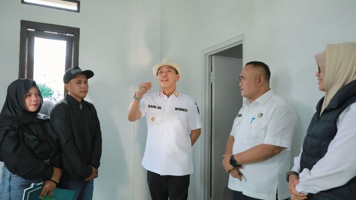 Tangis Pasutri Korban Longsor Pangalengan Pecah Saat Terima Rumah dari Bupati Bandung