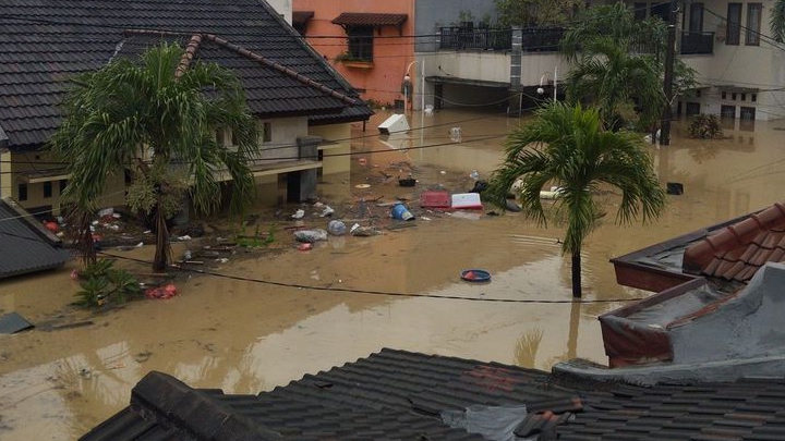 Banjir di Bojong Kulur Mulai Surut, Warga Mulai Bersihkan Rumah