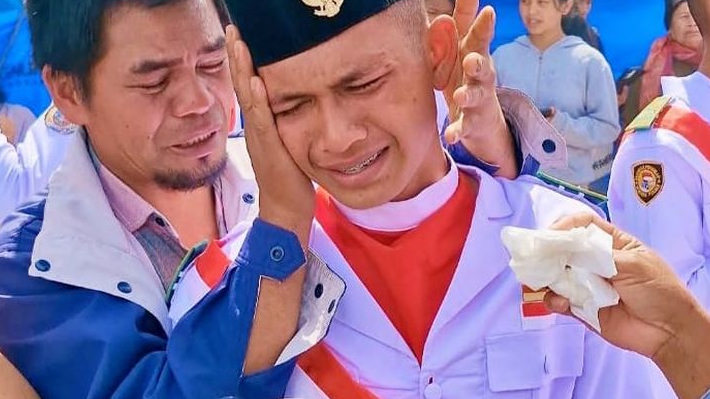 Sosok Kevin Silaban, Tangisnya Pecah Usai Kibarkan Merah Putih di Humbahas Saat Ayahnya Meninggal
