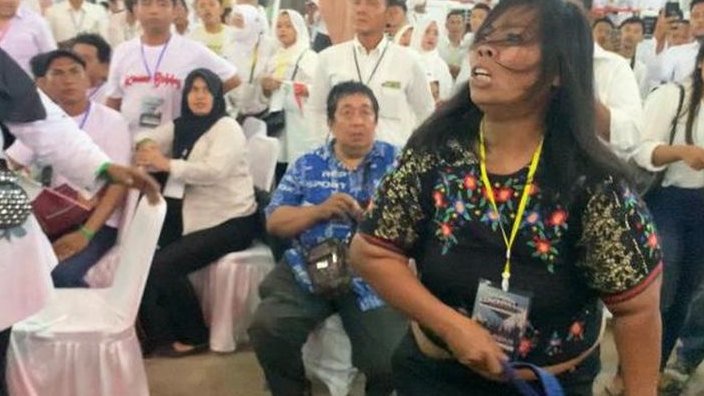 Wanita Kaos Hitam Nekat Terobos Keamanan Saat Jokowi di Medan Sampai Lempar Sandal, Ini Teriakan Histerisnya