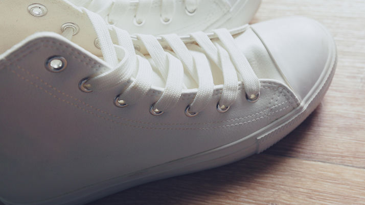 8 Cara Menghilangkan Bau Sepatu agar Tetap Segar dan Nyaman Dipakai