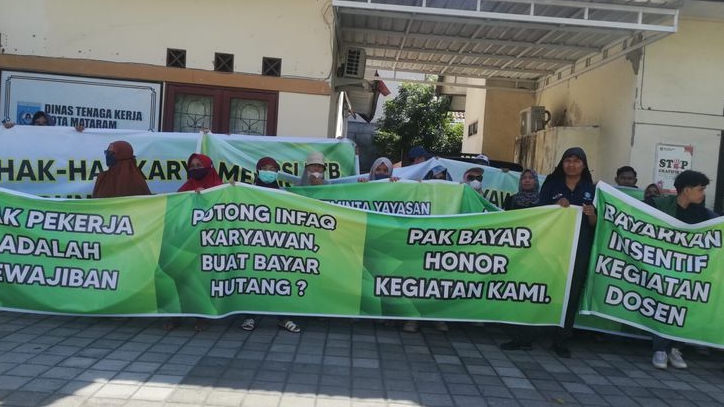 Ratusan Karyawan Demo di Kantor Disnaker Mataram : Tuntut Hapus Potongan Infaq Karyawan Yayasan RSI dan Bayar Hak Pekerja
