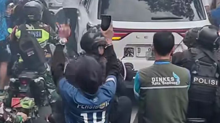 Kali Kedua Gubernur Dedi Mulyadi Buka Baju di Konvoi Persib Juara, Lempar Kaos No Punggung 4 ke Bobotoh