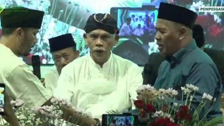 Masuk Islam Lagi? Ini Tujuan Syahadat Ustad Hanan Attaki Saat Dibaiat Masuk Nahdlatul Ulama