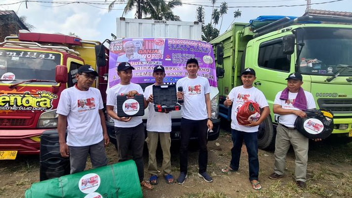 KST Dukung Ganjar Beri Bantuan Untuk Sopir Truk di Sukabumi
