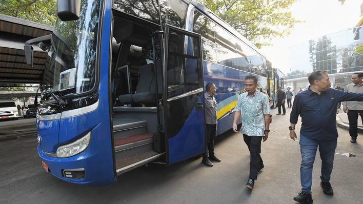 Bey Machmudin Ngantor ke Gedung Sate Naik Bus Jemputan di Hari Pertama Penerapan Friday Car Free