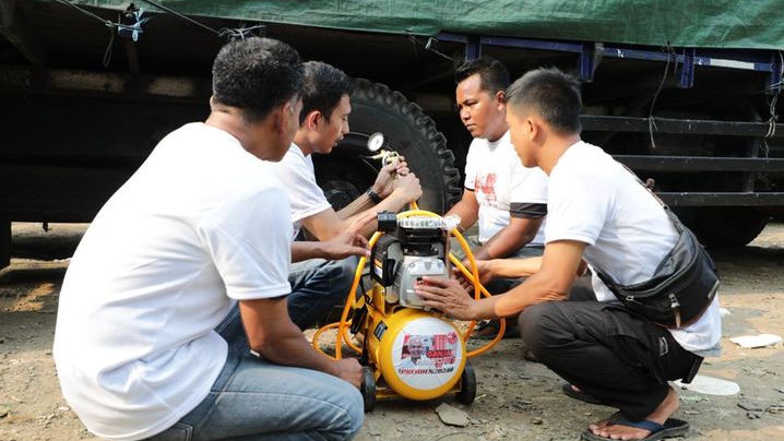 Tunjukkan Kepedulian ke Sopir Truk, KST Dukung Ganjar Jabar Berikan Kompresor dan Dongkrak