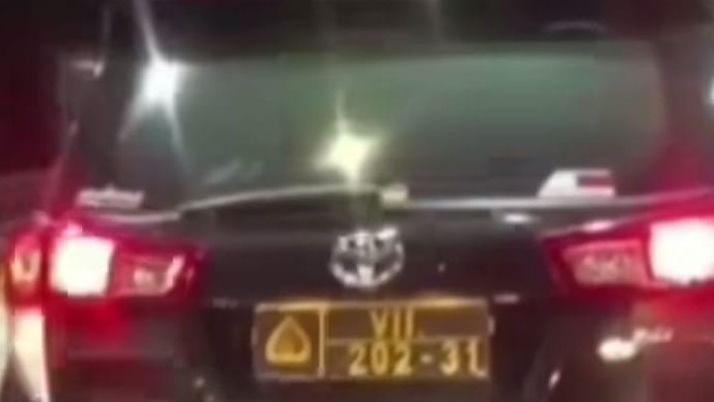 Bikin Malu ! Mentang-mentang Pelat Dinas, Mobil Polisi Main Nyelong Aja Masuk Pintu Tol Depok-Antasari