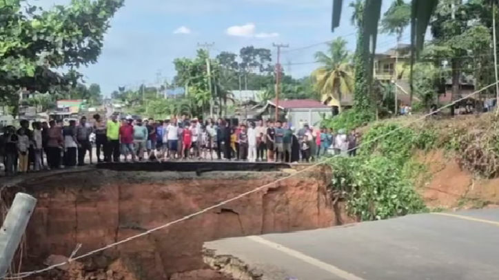 Jalan Penghubung Jambi-Padang Amblas Akibat Diguyur Hujan, Jalur Lalu Lintas Terputus Total