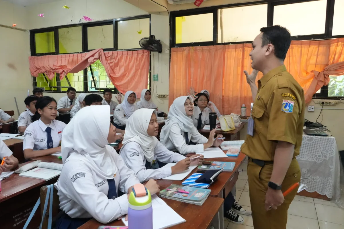 Ilustrasi. Guru PPPK mengajar di kelas. Survei Poltracking merekam aspirasi publik 55,3 presen setuju perubahan status PPPK penuh waktu menjadi PNS. (Foto: kemendikdasmen.go.id)