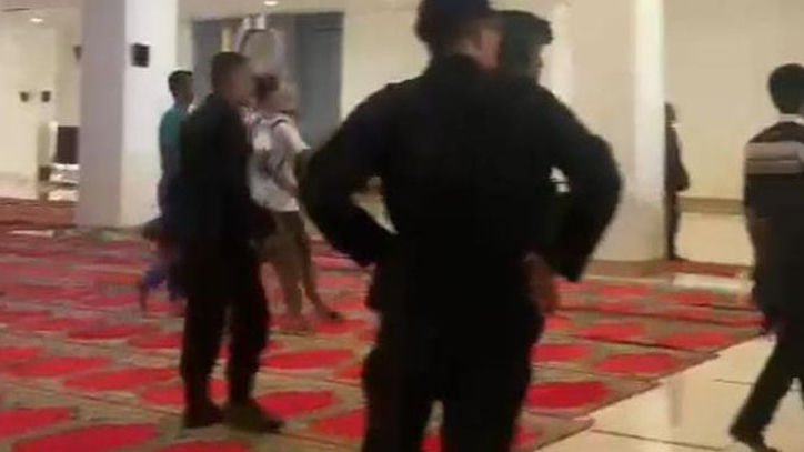 Klarifikasi Kapolda Sumbar dan Pengurus Masjid Ternyata Sejalan Soal Video Brimob Injak Karpet Masjid