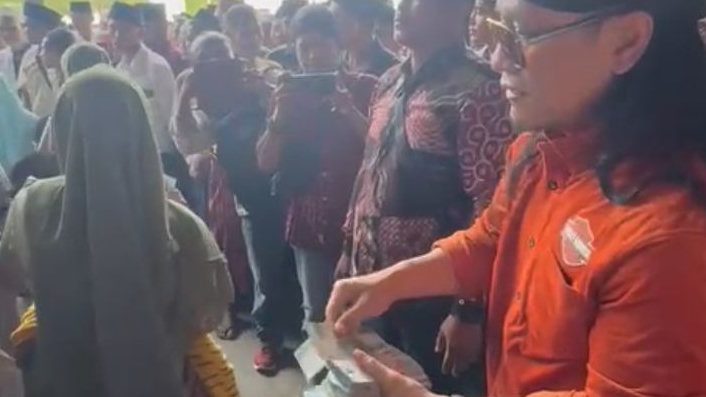 Videonya Viral Bagi-bagi Duit Dikaitkan Money Politik Prabowo-Gibran, Gus Miftah Berikan Klarifikasi