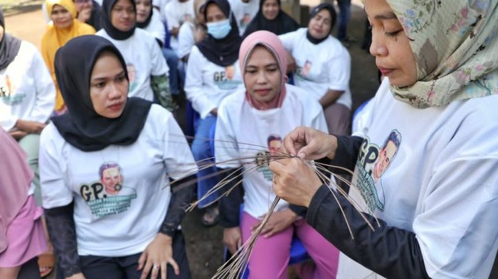 Warga Desa Tanete Harapan Dilatih Pembuatan Songkok Recca