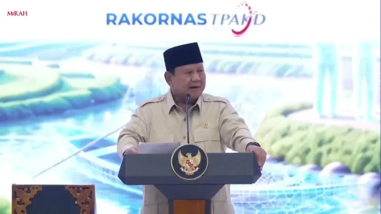 Presiden Prabowo Subianto menyapa para kepala daerah dalam Rakornas TPAKD 2026 di Jakarta.