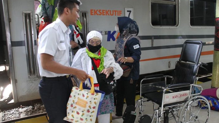 Perdana, 337 Jemaah Calon Haji dari Labuhanbatu Naik Kereta Api ke Medan