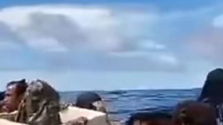 Perahu Terbalik di Tengah Kepulauan Talaud, Penumpang Berusaha Santai Lakukan Live dan Letak Sunscreen