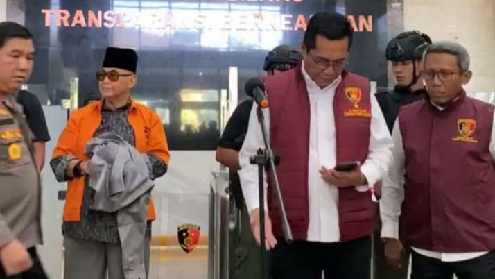 Momen Panji Gumilang Tutupi Borgol Tangannya dengan Kemeja, Polisi Disampingnya Gak Ngeh