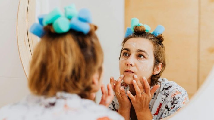 Masih Bingung Urutan Skincare? Begini Cara Pakai Moisturizer dan Sunscreen yang Benar