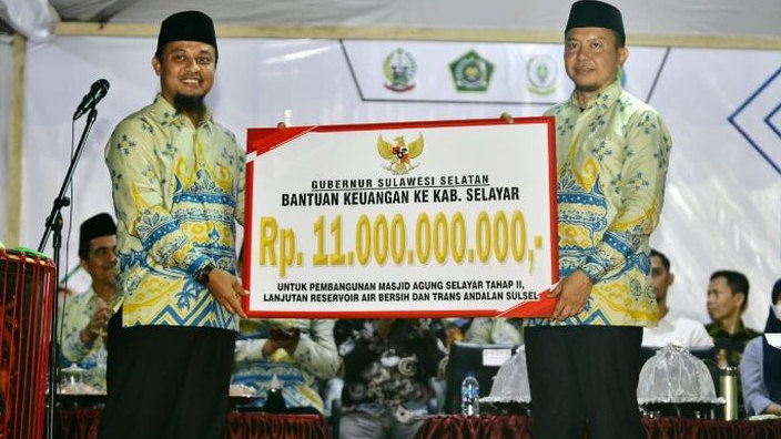 Gubernur Sulsel Serahkan Bantuan Keuangan Rp11 M untuk Pembangunan Masjid Agung Selayar Tahap II