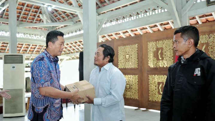 Pemkot Bandung Salurkan Bantuan Kepada 1.300 Petugas TPS
