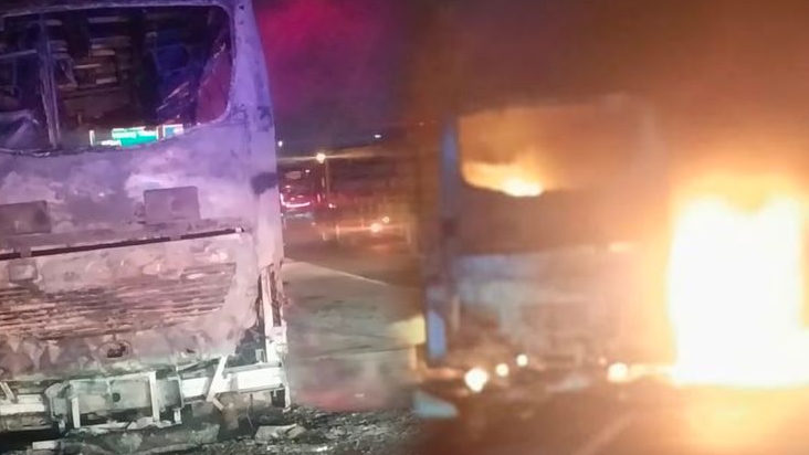 Microbus Terbakar di Tol Japek KM 55 Karawang, Pengemudi Selamat