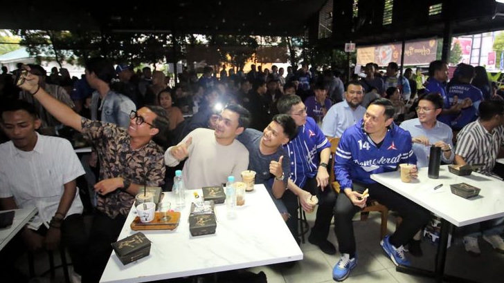 Ditemani Kopi Pontianak dan Pisang Srikaya, AHY Diskusi dengan Para Mahasiswa Kalbar Soal Indonesia Emas 2045
