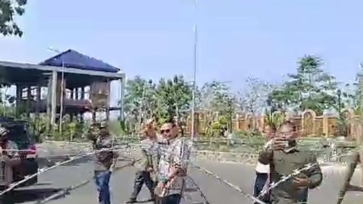 Panji Gumilang Muncul di Depan Ponpes Al Zaytun, Ucapkan Assalamualaikum Shalom Aleichem ke Polisi yang Berjaga